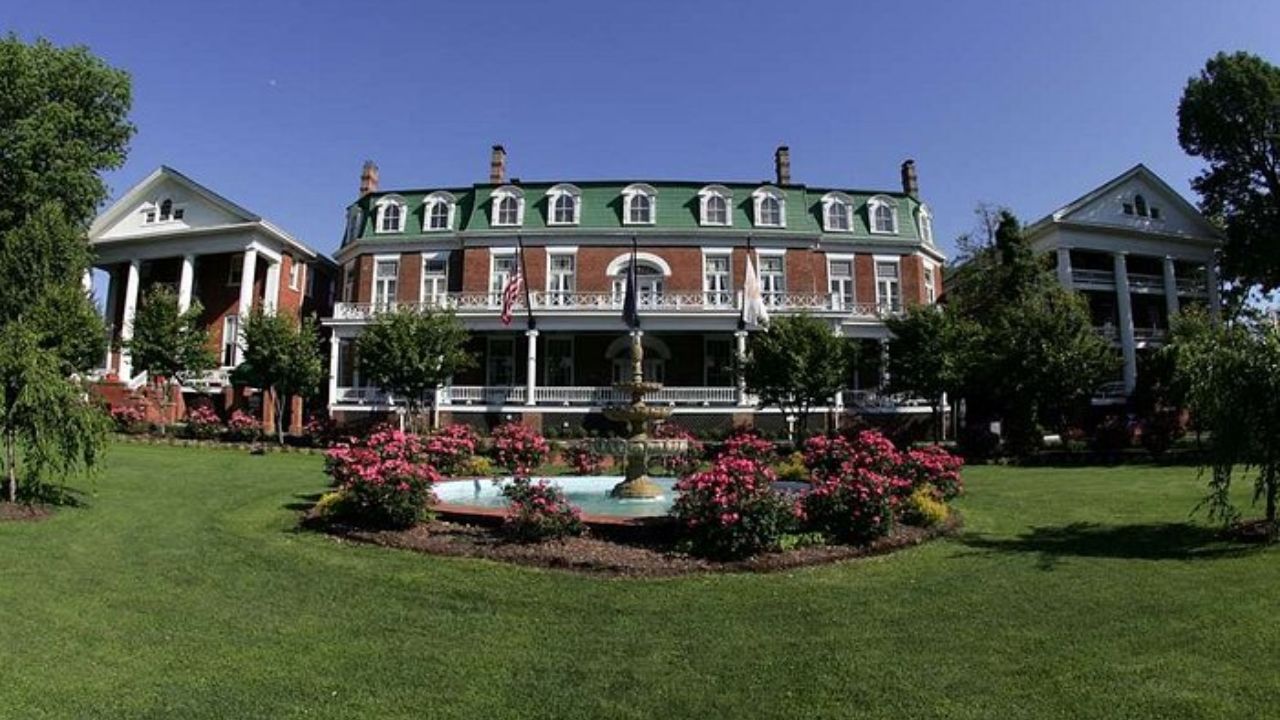 The Story Behind This Haunted Hotel in Virginia is Terrifying