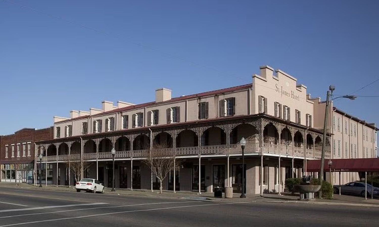 The Story Behind This Haunted Hotel in Alabama