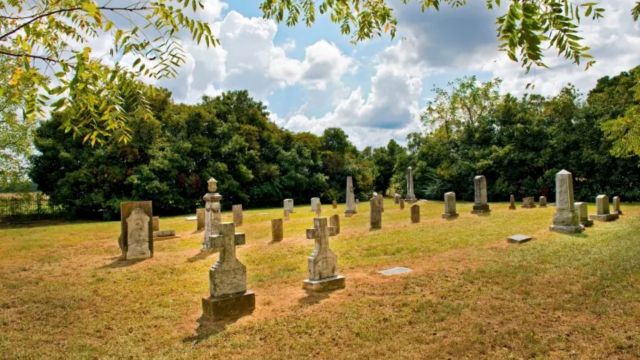 The Story Behind This Haunted Cemetery in Arkansas is Terrifying